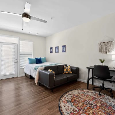 Cozy Stay Near UC With Work Desk & Clubhouse