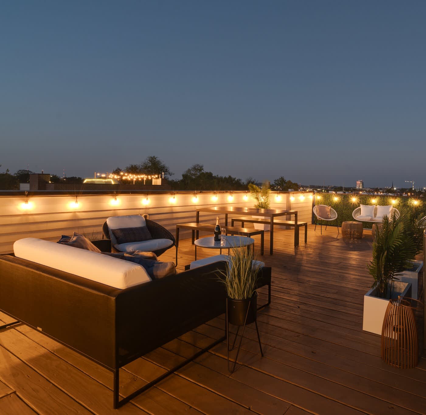 Luxury Townhouse + Rooftop Deck + 1.1 mi Downtown Vector Stays